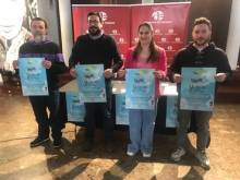 Tras la rueda de prensa, foto con el cartel. Foto: GUdiario. IMG 2600 1