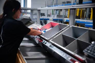 Casi 7.700 mujeres buscan un trabajo en Guadalajara/ MInisterio de Trabajo trsbajadores mujer cadena produccion