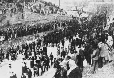 Cortejo del entierro a su paso por Guadalajara. Foto: La hormiga de oro. (BVPH) 17. Cortejo del entierro de la Duquesa de Sevillano a su paso por el paseo de la Estación.- 1916 1