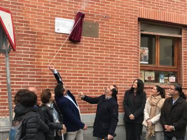 Momento de descubrimiento de la placa. Foto: Ayto de Azuqueca. 1 1