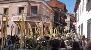 La procesión, en el inicio de la Calle Mayor. Foto: Hermandad. Ramos1 1