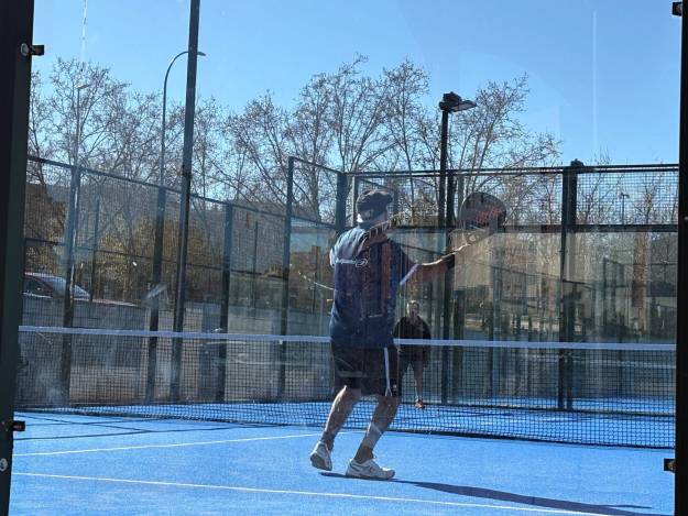 pista padel ciudad raqueta