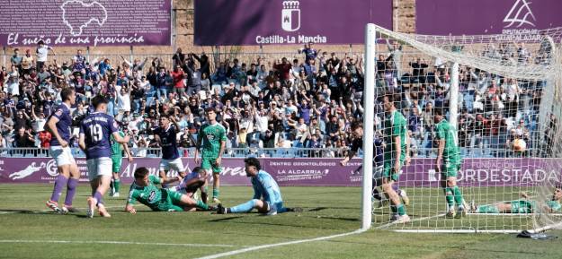 Momento en el que Salifo acaba de incrustar el balón en el portal ferrolano Foto Eduardo Bonilla