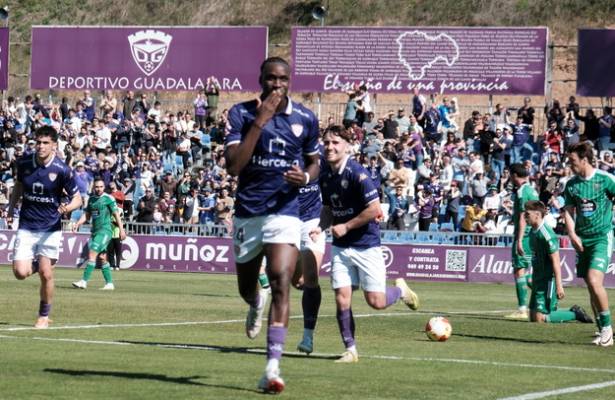 Salifo celebrando la obtención del gol que dejó los puntos en casa Foto Eduardo Bonilla 1