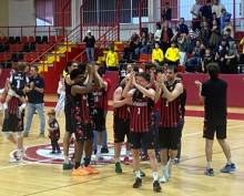 Los azudenses celebran la victoria y la permanencia. Foto: Luis Barra. WhatsApp Image 2026-04-11 at 21.35.27 1