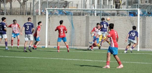 En la imagen de Eduardo Bonilla vemos el remate a gol de Marcos Verdú para e Guadalajara B 1