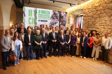 FOTO DE FAMILIA DE LA PRESENTACIÓN DE LA II VUELTA CICLISTA A CLM