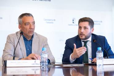 El alcalde de Pioz, Manuel López y el consejero de Fomento, Nacho Hernando Pioz Plan Astra autobús El consejero de Fomento Nacho Hernando y el alcalde de Pioz Manuel López 3