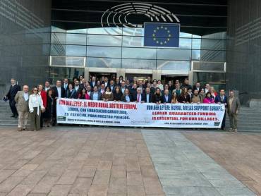 RECAMDER con pancarta en la explanada del Parlamento