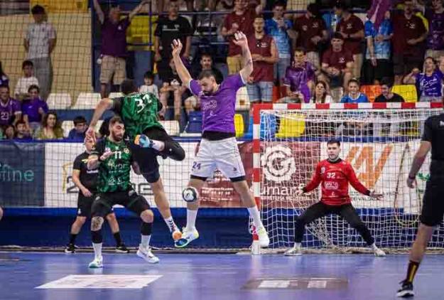 BM. Guadalajara no pudo despedirse de su afición con una victoria n el derbi ante BM. Cuenca Foto Oscar Gronard