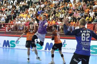 Gustavo de Andrade lanza a puerta en el último encuentro de BM. Guadalajara en la Liga ASOBAL 25-26 Foto Luis Palomeque