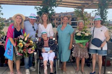 La alcaldesa Ana Guarinos y la concejala de mayores Eva Henche, pasaron a felicitar a Alfonsa 107 cumpleaños Alfonsa