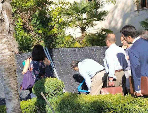 La comisión judicial junto a técnicos y representaciones legales en los jardines de la Real Fábrica de Paños ejecutando la restitución. Foto: GUdiario. Brihuega - Fábrica paños restitución sentencia 2 1