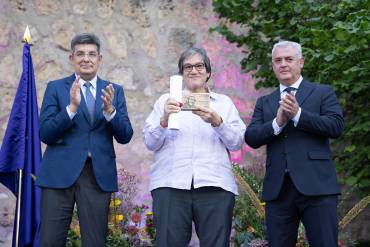 Jaime Abelló en el centro, flanqueado por el recdtor de la Universidad de Alcalá (izquierda) y el presidente de Diptuación (derecha)/ Diputación de Guadalajara Entrega del XIV premio Manu Leguineche