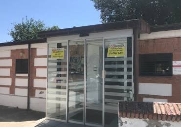 Carteles a la entrada de la Comisaría de Policía Local. Foto: Gudiario. Portada Azuqueca 1