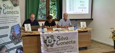 Ruben García Sonia Atienza y Vicente Hita izd a drcha durante jornada Silvoconecta 2