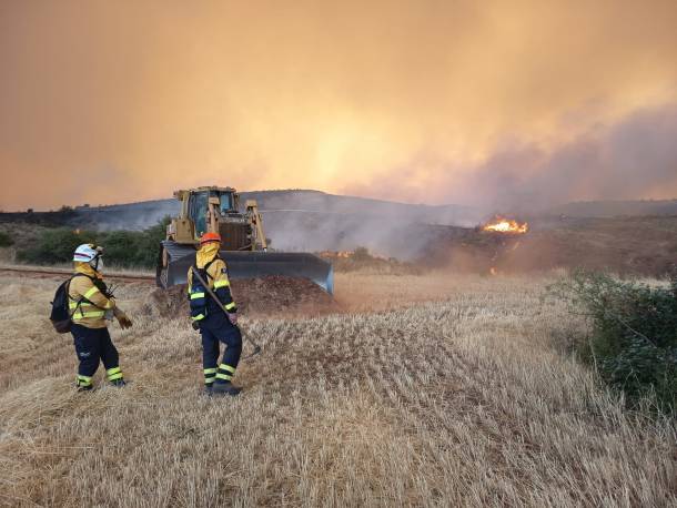 La maquinaria pesada ha sido fundamental en las últimas horas para atajar el incendio/ EMIF incendio la mierla maquinaria