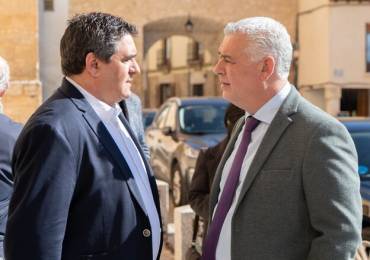 El presidente de la diputación José Luis Vega con Ángel Marco presidente de la asociación de Apicultores Guadalajara