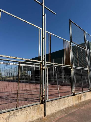Taracena 20260810 denuncia vallas rotas que suponen un peligro