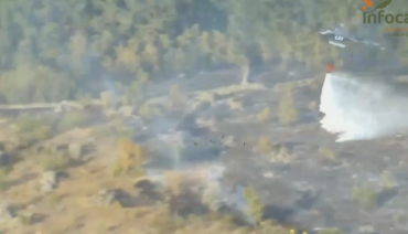 Un helicóptero riega la zona del incendio en Riofrío del Llano/ Infocam incendio riofrio del llano