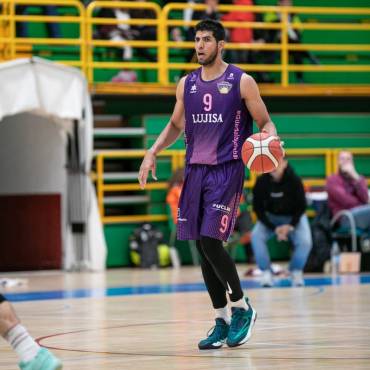 Luis Valera jugador franquicia de Lujisa Basket renueva una temporada más con el equipo morado Foto Lujisa Basket 1