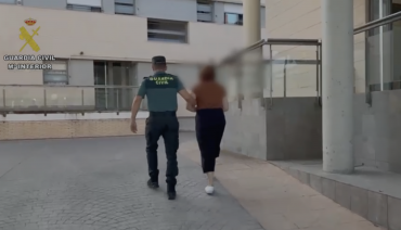 mujer detenida abrazo carinoso