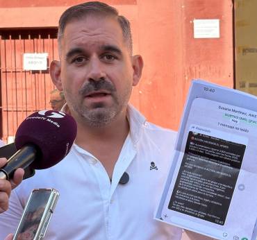 El concejal de festejos mostrando el wasap que Susana Martínez mandó a Ana Guarinos, sin éxito, puesto que todas las invitaciones para presenciarlos fueron retiradas en un día./ Gu Diario pomeda wasap guarinos boicot encierros