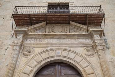 2. Portada renacentista  Palacio Ducal con escudo nobiliario e inscripcion en entablamento. Ayuntamiento de Pastrana-min