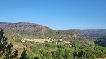 Hace dos meses el pueblo quedó rodeada por las llamas pero el esfuerzo de los bomberos y forestales evitó que se quemaran las casas/ Asociacion Cultural Muriel muriel incendio 2026