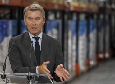 El presidente del PP durante su visita a una industria de Alovera,/PP. Fekjoo