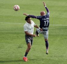 Isaac lucha por un balón en el partido del Deportivo Guadalajara ante la Segoviana. Foto Eduardo Bonilla 1
