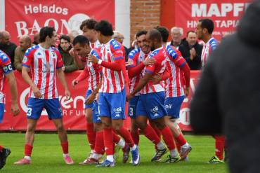 Los jugadores del Atlético Tordesillas celebran la consecución del tercer gol de la matinal del domingo Foto At. Tordesillas