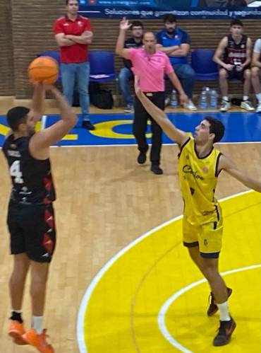Recucym Bazu que fue siempre por delante en el marcador cayó en los minutos postreros. Foto Luis Barra