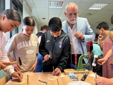 Los alumnos fabricando su monedero/ JCCM Taller artesano 2
