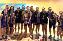 Las alcarreñas, con el Trofeo de campeonas. Foto: Guadalajara Basket. WhatsApp Image 2026-10-10 at 08.20.39 1 1