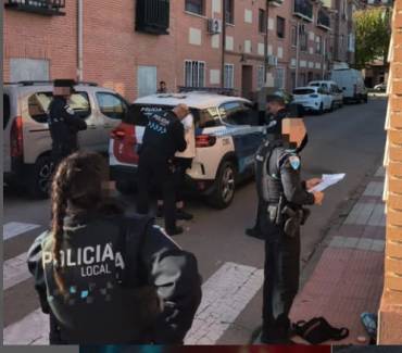 Imagen de la detención, en la calle Álamo. Foto: Policía Local. Robo 1