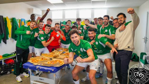 El Marchamalo celebra su triunfo en el derbi ante el Azuqueca