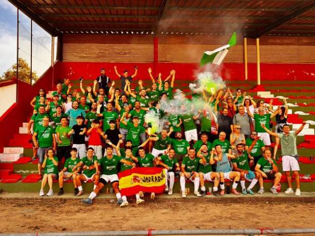 Foto de familia del Jadraque celebrando el ascenso con los aficionados llegados hasta Navalcán 1